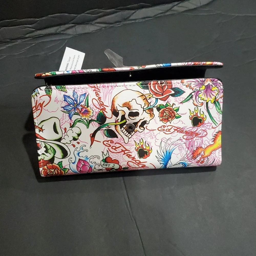 Ed Hardy white iconic Ed Hardy skull print and red roses imagery trifold wallet‎